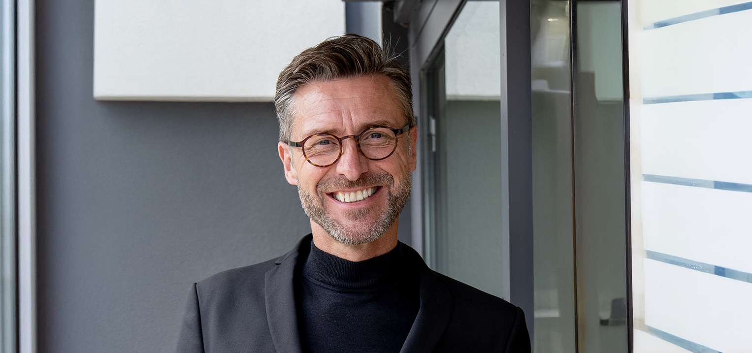 Holz dämmen statt verbrennen? Neue Studie zieht klaren Vergleich zwischen zwei Nutzungsarten.